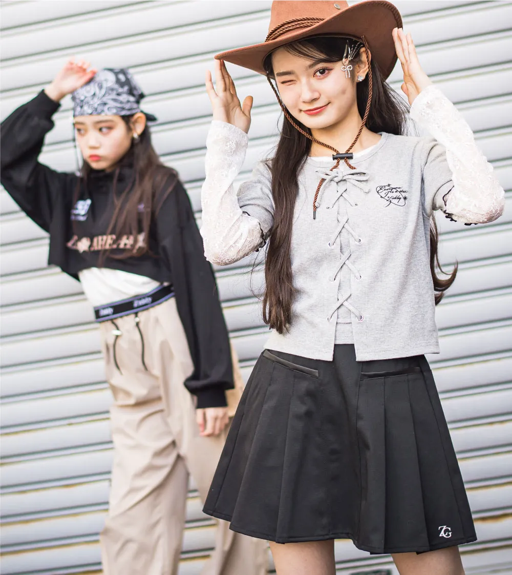 編み上げトップスとレーストップスのセットアップにウェスタン調スカパンを合わせた韓国風トレンドコーデ