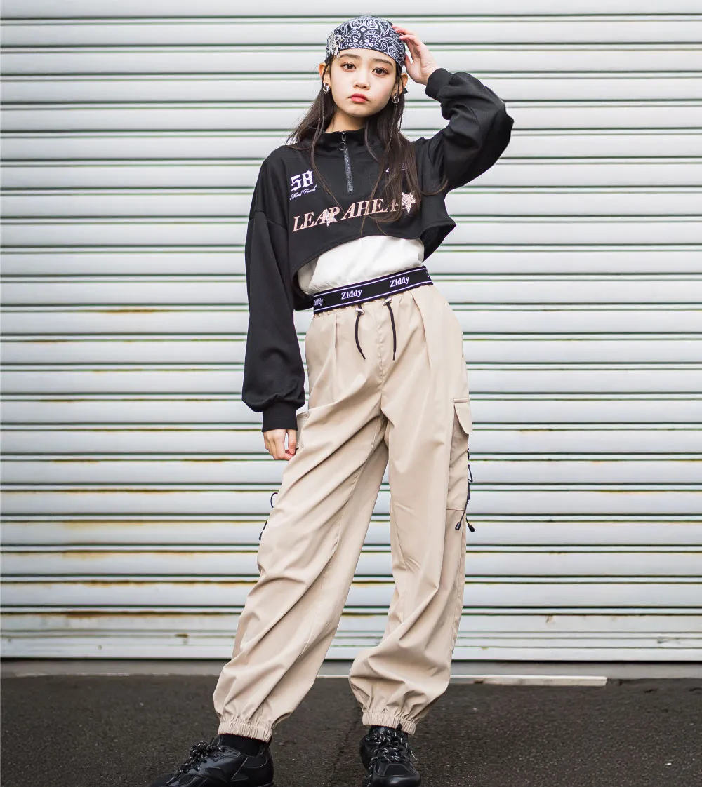 Y2Kストリート風ウェスタンコア。短丈トップスと編み上げカーゴパンツのスタイルアップコーディネート