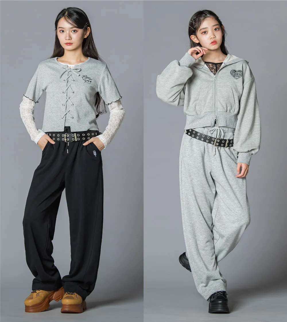 美脚効果のあるカーブボトムとローウエストベルトを合わせたエッジィなトレンドコーデ