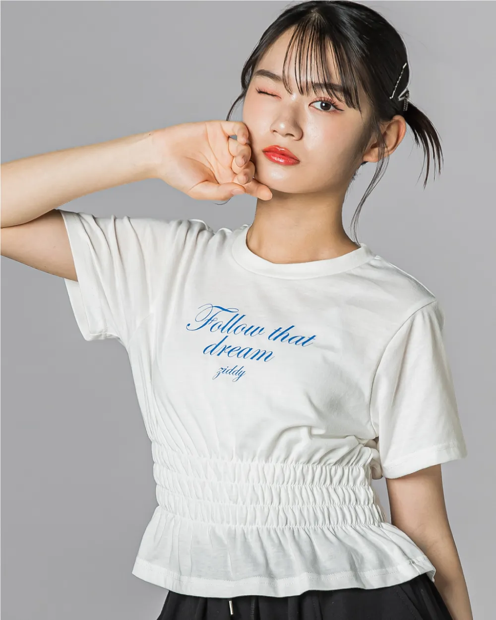ZIDDY 接触冷感ナンバリングTシャツと迷彩柄ボトムスのY2Kギャルコーディネート