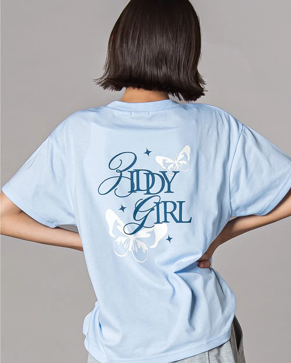 ZIDDY 接触冷感ナンバリングTシャツと迷彩柄ボトムスのY2Kギャルコーディネート