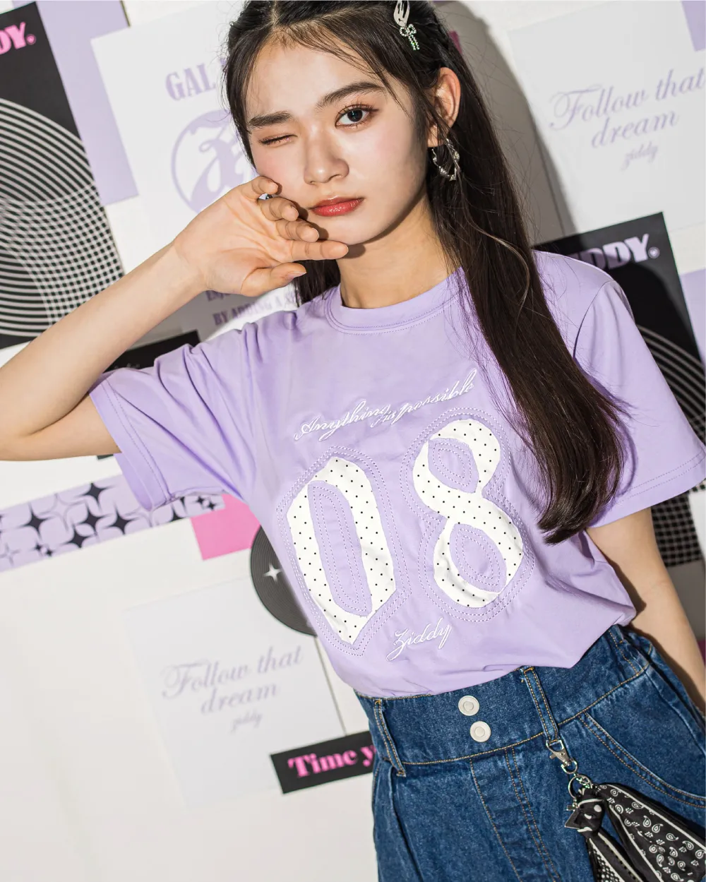 ZIDDY 接触冷感ナンバリングTシャツと迷彩柄ボトムスのY2Kギャルコーディネート