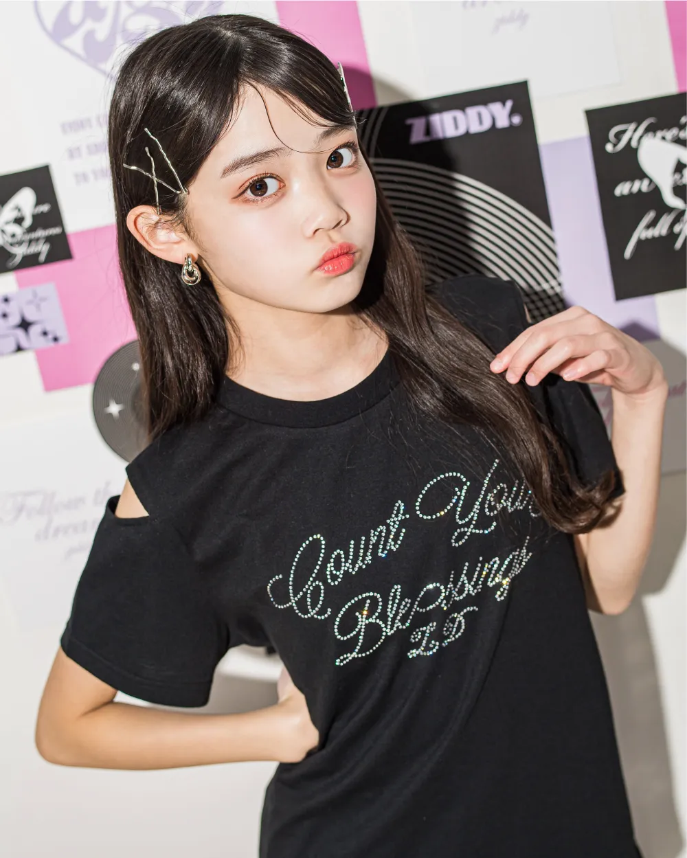 ZIDDY 肩あきデザインのラインストーンロゴTシャツを着用したジュニアモデルの夏コーデ