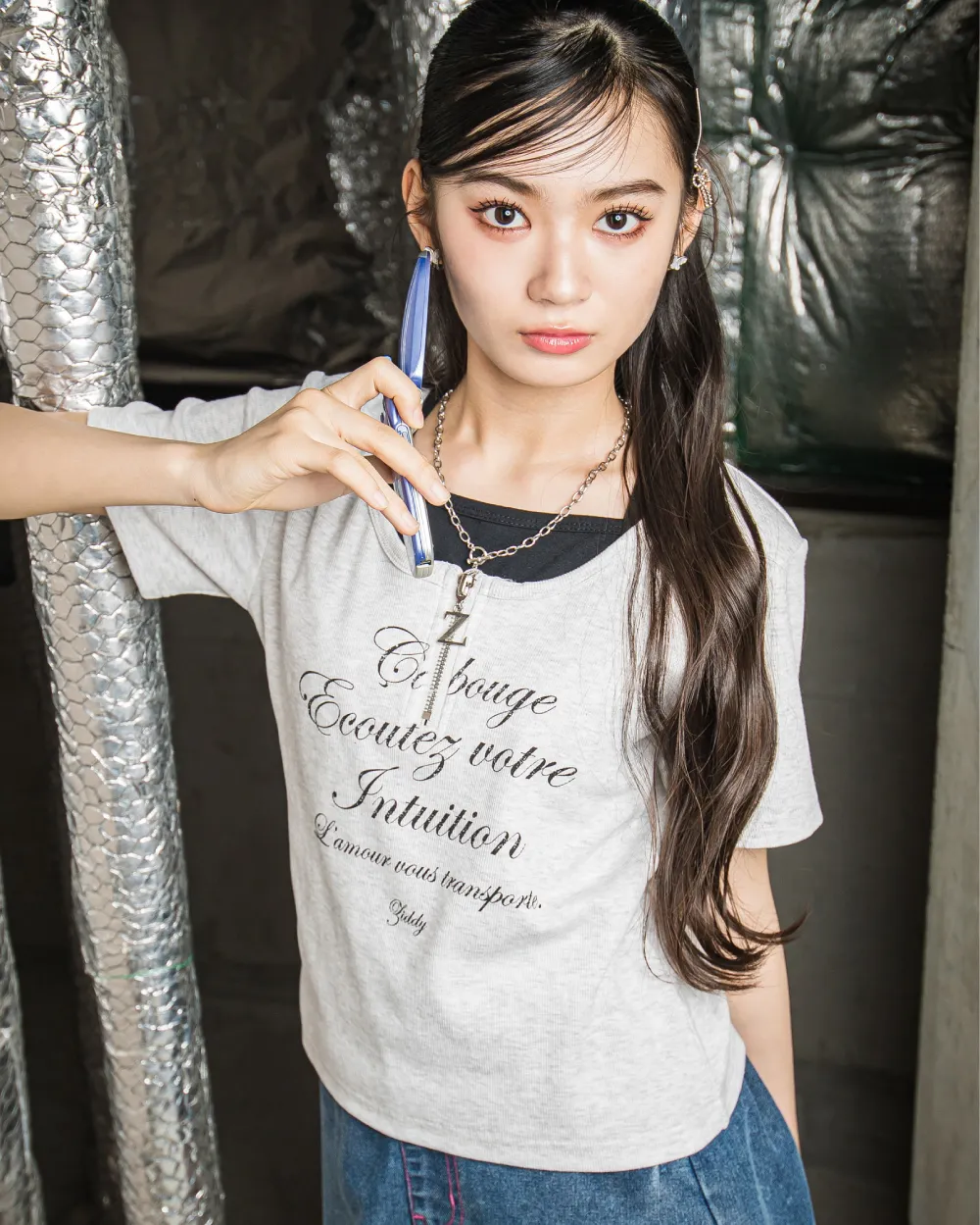 ZIDDY 筆記体ロゴハーフジップTシャツを着用した平成ギャル風姉ぎゃるスタイリング