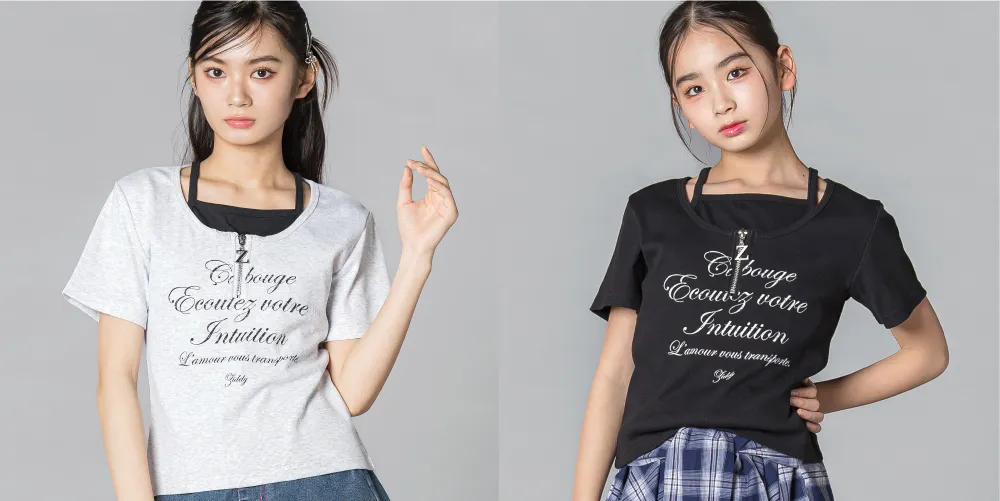 ZIDDY ハーフジップTシャツの襟元と筆記体ロゴプリントのアップ