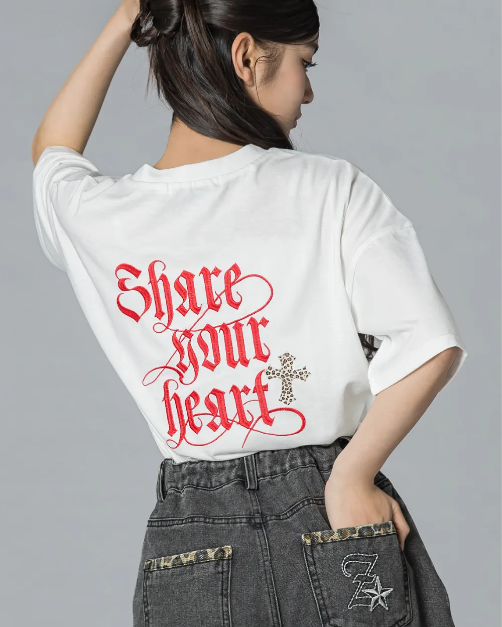 ZIDDY 豹柄十字架プリントと刺しゅうが入ったビッグシルエットTシャツの姉ぎゃるスタイル