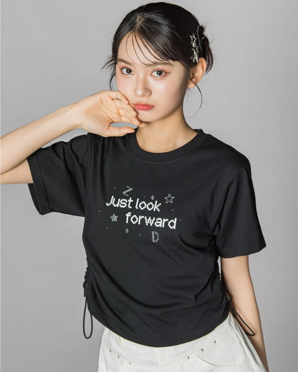 ZIDDY ピクセルロゴとサイドドロストデザインのショート丈Tシャツ