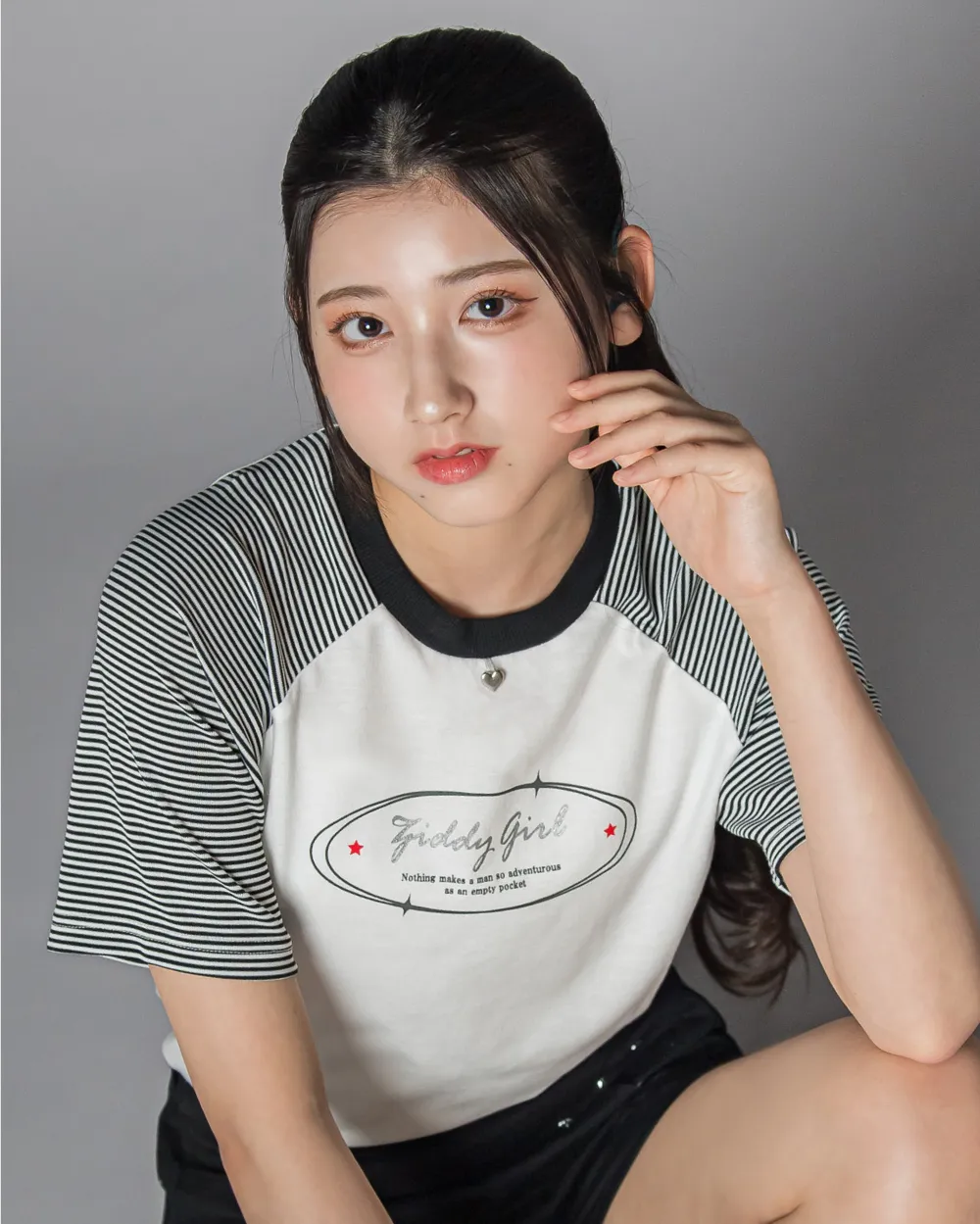 ZIDDY メタルハートチャーム付きラグランTシャツのY2KスポMIXスタイル
