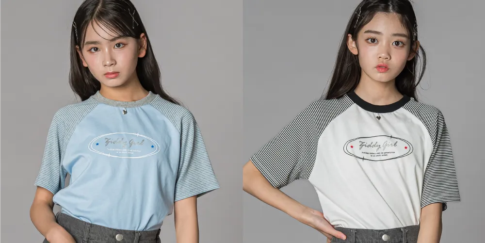 ZIDDY ラグランTシャツの胸元メタルハートチャームとロゴデザインのアップ